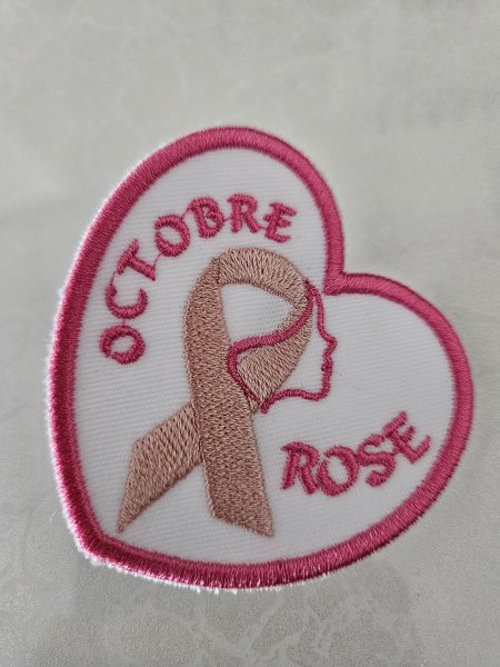 Broche brodée OCTOBRE ROSE
